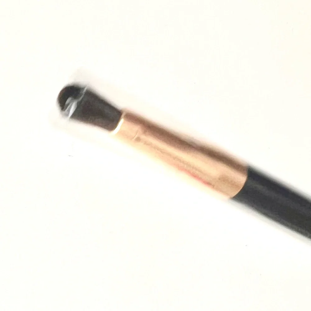 🆕 No Tag, Estée Lauder Small Eye Shadow Contour Brush.